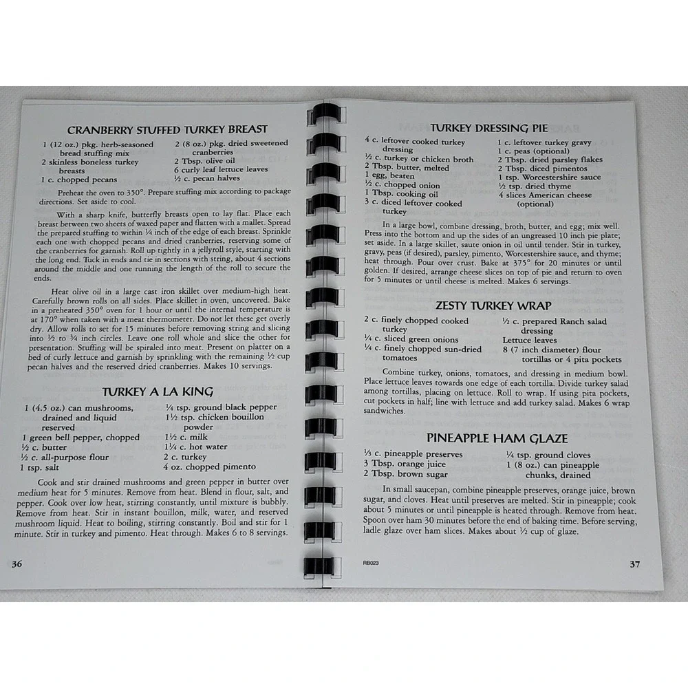 Holidays At Home Cookbook Christmas Globe Gazette 2004 VTG‎ Cook Book 🍰📸👀